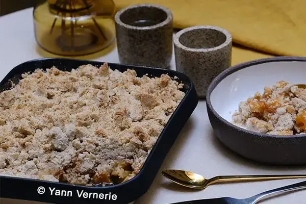 Crumble vegan pommes-pêches sans gluten ni sucre